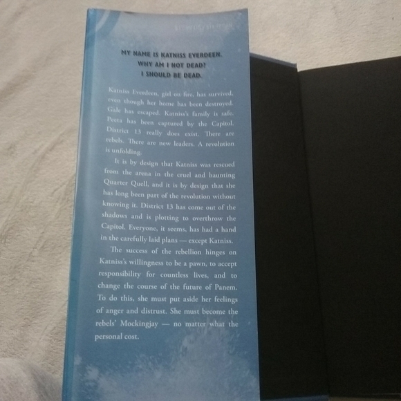 Mocking Jay & Catching Fire (Hunger games) Books - Picture 7 of 12